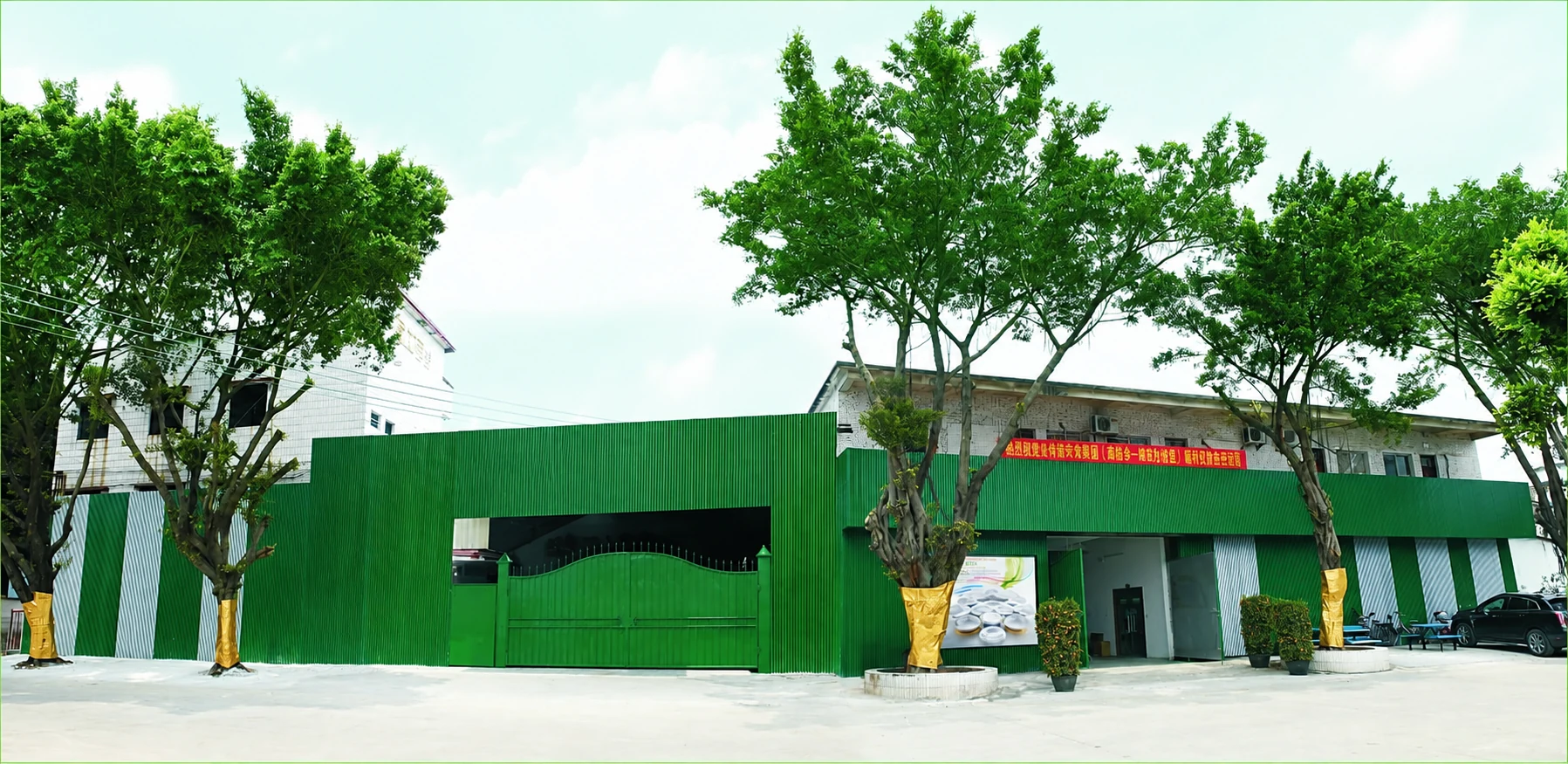 Foshan factory exterior in Foshan · Guangdong, shown in the supplied aluminium-foil catalogue
